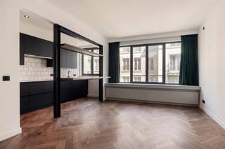 <p><span>Welkom in dit instapklare appartement van </span><span>97 m²</span><span>, ideaal gelegen op de eerste verdieping in het bruisende centrum van Antwerpen. </span></p><p><span>De ruime leefruimte baadt in het natuurlijke licht en sluit naadloos aan op de open keuken, waardoor een aangename en gezellige woonomgeving ontstaat.</span></p><p><span>De moderne keuken is uitgerust met een indrukwekkend </span><span>SMEG-gasfornuis</span><span>, perfect voor kookliefhebbers. </span></p><p><span>Het prachtige </span><span>Hongaarse eiken parket</span><span> geeft het appartement een warme en tijdloze uitstraling, terwijl </span><span>airconditioning in elke kamer</span><span> het hele jaar door optimaal comfort garandeert.</span></p><p><span>Het appartement beschikt over </span><span>twee volwaardige slaapkamers</span><span>, ideaal voor een gezin, een koppel of wie graag een thuisbureau voorziet.</span></p><p><span> Daarnaast is er een </span><span>gezellig terrasje</span><span>, waar u in alle rust kunt genieten van een kop koffie of een aperitief.</span></p><p><span>Extra troeven zijn de </span><span>privatieve berging in de kelder</span><span>, die zorgt voor bijkomende opslagruimte, en de uitstekende ligging op wandelafstand van winkels, restaurants, openbaar vervoer en alle voorzieningen die het historische stadscentrum te bieden heeft.</span></p><p><span>Een stijlvol, comfortabel en perfect gelegen appartement waar kwaliteit en karakter hand in hand gaan. Een unieke kans voor wie op zoek is naar een instapklare woning in het hart van Antwerpen.</span></p>