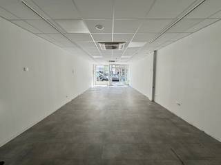 Handelsgelijkvloers met uitstekende visibiliteit, gelegen in de Smedenstraat, op wandelafstand van ’t Zand. Dit commercieel pand is ideaal voor gebruik als kantoor, nagelstudio, kapsalon of boetiek. Totale grondoppervlakte: 86 m², waarvan circa 60 m² effectieve handelsruimte. Achteraan bevinden zich nog een bureau, kitchenette, toilet en berging.
Gelegen op een strategische en uiterst commerciële toplocatie in het hart van de stad, met een vlotte bereikbaarheid. Geen domicilie mogelijk. Geen winkel voor voeding. De ingerichte (gemeubelde) foto's zijn visualisaties. Onmiddellijk beschikbaar.