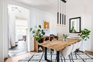 Op zoek naar een eigendom met tal van mogelijkheden? Dan is deze woning op een centrale locatie met een vlotte verbinding naar omliggende gemeenten en belangrijke invalswegen wel iets voor u!<br /><br />Achter de gevel schuilt een eigendom met bijzonder veel potentieel. Op het gelijkvloers bevindt zich een zeer ruim magazijn dat tal van mogelijkheden biedt voor zelfstandigen, hobbyisten, opslag of een combinatie van wonen en werken.<br /><br />De eerste verdieping omvat het woongedeelte met een gezellige leefruimte, aansluitende eetkamer en ingerichte keuken voorzien van onder meer een inductiekookplaat, vaatwasser, koelkast en combi-oven. Verder vindt u hier een slaapkamer, een badkamer met inloopdouche en een afzonderlijk gastentoilet. De absolute blikvanger is het ruime zonneterras waar u in alle rust kunt genieten van de buitenlucht. <br /><br />Op de bovenste verdieping bevindt zich een indrukwekkende polyvalente ruimte met bad. Deze verdieping biedt tal van mogelijkheden en kan perfect ingericht worden als extra slaapkamers, hobbyruimte, bureau...<br /><br />Troeven:<br />+ Centrale ligging nabij het centrum van Lier<br />+ Gunstig EPC B<br />+ 1 of meerdere slaapkamers<br />+ Zolder biedt mogelijkheden tot extra slaapkamer(s)<br />+ Ruim magazijn met tal van gebruiksmogelijkheden<br />+ Gezellige leefruimte met veel lichtinval<br />+ Groot zonnig terras<br /><br />Interesse in deze woning? Contacteer ons via 03 337 50 70 of info@vbvastgoed.be voor een afspraak ter plaatse of meer info.
