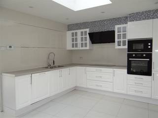 <p><span>Welkom bij deze fraaie woning gelegen in Terhagen. Dit eigendom biedt uitstekende mogelijkheden voor het gezin dat op zoek is naar comfort en moderne faciliteiten in een goed bereikbare locatie.</span></p><p><span>Het gelijkvloers omvat een woonplaats met aansluitend de keuken van 17m² is volledig ingebouwd met veel kasten, ijskast, diepvriezer, keramische kookplaat, dampkap, oven, microgolf-oven, vaatwasser en spoeltafel. Aan de achterzijde is een veranda met schuifraam naar de tuin. De badkamer komt uit in de veranda en is ingericht met inloopdouche, lavabo en toilet. </span></p><p><span>Er is nog een extra wasplaats die uitkomt op het terras.</span></p><p><span>Op de 1° verdieping zijn er 2 slaapkamer(20m²;14m²) op laminaat. De 2° verdieping is bereikbaar met een vaste trap en daar zijn nog 2 slaapkamers (20m²;14m²)onder een zadeldak met dakvlakraam.</span></p><p><span> </span></p><p><span>EPC:260 kWh/m²jaar</span></p><p><span> </span></p><p><span>Voor meer inlichtingen, een bezoek of een vrijblijvende waardebepaling van uw eigendom tel 03/866 16 61 of mail naar info@vastgoedclement.be.Volledig gerenoveerde woning in het centrum van Terhagen. </span></p><p><span> </span></p>