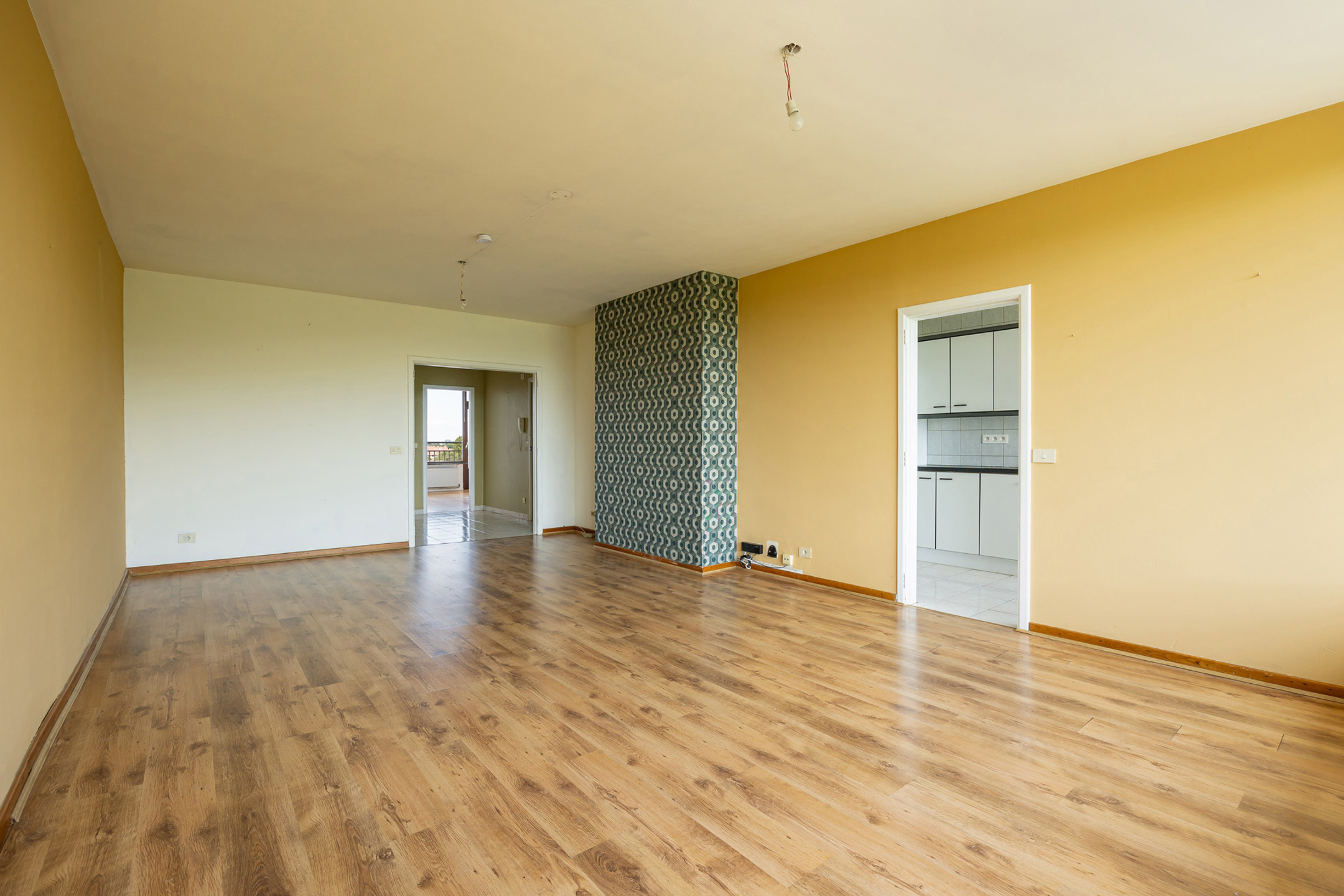 Deels te renoveren, centr. gel. app  (V5-93 m²) met 2 slpks. - foto 2