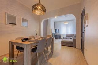 Gerenoveerde gezinswoning met tuin in LebbekeWelkom in deze instapklare, recent opgeknapte gezinswoning, gelegen in de nabijheid van winkels, scholen...