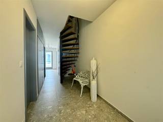 <p>Discover this spacious, move-in-ready ground-floor home, ideally located in the charming town of Aartselaar, with all amenities—including shops, schools, public transportation, and major access roads—within easy reach. <strong>The entire home has been thoroughly renovated in recent years</strong>, and the garden and terrace were also completely redesigned recently. As a result, you can enjoy a modern home that’s ready to move into right away, with no worries.</p><p>Upon entering the home, you’ll find yourself in a spacious entry hall that provides access to the various rooms on the ground floor. Here, there is a full-sized bedroom with an adjoining shower room, ideal as a master bedroom, guest suite, or for a “kangaroo” arrangement. You’ll also find a separate guest restroom, a cozy veranda overlooking the garden, and an indoor garage with an automated sectional door.</p><p>On the first floor, you’ll enjoy a spacious and light-filled living room with a pleasant dining area. From the living area, you have direct access to the cozy, completely renovated terrace, where you can relax in peace. The open kitchen is fully equipped and features all modern conveniences.</p><p>The second floor includes the night hall, three full-sized bedrooms, and a spacious bathroom equipped with both a bathtub and a shower, a double sink, and a toilet.</p><p>Thanks to its well-thought-out layout, high-quality renovations, four bedrooms, in-home garage, and excellent location, this home is the ideal family home for those seeking space, comfort, and a move-in-ready home.</p>