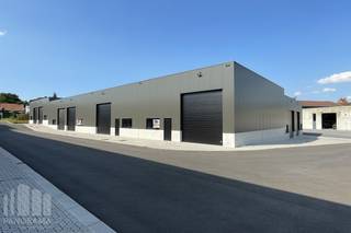 Deze nieuwe KMO-unit van<strong> +/- 160 m²</strong> maakt deel uit van het nieuwbouw state-of-the-art bedrijvenpark ''<strong>MG PARK ARSELA</strong>'' bestaande uit 12 KMO-units. <br /><br />De casco bedrijfsruimte (brandklasse C) heeft een vrije hoogte van 5m en wordt opgebouwd uit een staalconstructie, in combinatie met een betonplint en geïsoleerde sandwichpanelen. De loods is toegankelijk via een automatische sectionale poort (4 m B x 4,2 m H). Daarnaast is de unit uitgerust met een lichtdoorlatend rookluik, polybetonvloer en een geïsoleerd dak.  Bovendien is er aanwezigheid van een regenwaterput van 5.000 liter en is het dak voorzien van een draagvermogen voor zonnepanelen: 0,15 kN/m². <br /><br />Aanwezigheid van<strong> 1 privatieve parkeerplaats</strong>, met daarnaast ruime parkeergelegenheid op de site. Voorziene beschikbaarheid: in overleg. Fantastisch gelegen langs de bedrijvige Deinsesteenweg, met een vlotte verbinding naar de E17 en E40 en een centrale ligging in Tielt.<br /><br />Contacteer <strong>PANORAMA B2B</strong> voor bijkomende (technische) inlichtingen, plannen of een vrijblijvend plaatsbezoek <strong>050 300 800</strong>.