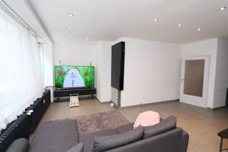 Gelegen in het bruisende centrum van Kortrijk, met het shoppingcenter K als directe buur, vind je dit lichtrijke appartement met een bewoonbare oppervlakte van 100 m².<br /><br />Troeven op een rijtje:<br /><br />- Toplocatie: hartje Kortrijk, alles op wandelafstand – winkels, horeca, openbaar vervoer<br />- Ruime leefruimte met grote raampartijen die zorgen voor veel natuurlijk licht<br />- Open keuken uitgerust met alle nodige toestellen<br />- Drie volwaardige slaapkamers, waarvan twee met een eigen terras én buitenberging<br />- Ruime inkomhal met toegang tot een praktische berging en gastentoilet<br />- Moderne badkamer met lavabomeubel, douche en aansluitingen voor wasmachine/droogkast<br /><br />Ideaal voor wie comfortabel en centraal wil wonen in een levendige buurt.<br /><br />📐 Bewoonbare oppervlakte: 100 m²<br />🛏️ Slaapkamers: 3<br />🛁 Badkamer: 1 + apart gastentoilet<br />🌞 Terrassen: 2<br />🏢 Bouwtype: Appartement<br /><br />Vul uw kandidatuur nu in via "ik stel mij kandidaat", tot gauw!