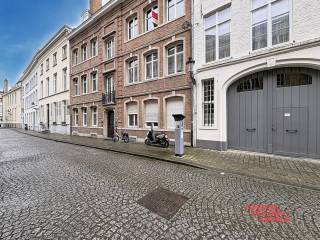 Dit ruim appartement bevindt zich in het hart van het historische Brugge, een locatie die synoniem staat voor karakter en gezelligheid. Met...
