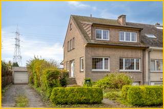 <strong>Immo Van Middelem stelt u deze deels te renoveren gezinswoning voor, gelegen op een perceel van ca. 7a45ca te Dilbeek.</strong><br /><br /><strong>Zeer gunstige ligging m.b.t. mobiliteit: de bus (R16 naar Brussel Zuid en alle omliggende scholen) stopt in de straat, winkels (BioPlanet, Carrefour, ...), scholen bevinden zich op wandelafstand en de oprit van de Brusselse Ring te Dilbeek is slechts op 3km verwijderd.</strong><br /><br />Indeling:<br />- GELIJKVLOERS: inkomhal, lichtrijke leefruimte (salon en eetplaats), keuken en een bureau ruimte die tevens als slaapkamer kan gebruikt worden. De keuken en eetplaats bieden toegang tot de veranda, terras en tuin. <br />- 1ste VERDIEPING: 3 slaapkamers, apart toilet, badkamer; <br />- ZOLDER: via trapladder;<br />- Inpandige GARAGE voorzien van wasplaats, stookplaats en meerdere kelderruimtes. <br />- Losstaande grote garage/atelier (niet vergund)<br /><br />Betonnen gewelven.<br />EPC: 398 kWh/m² jaar – label D (UC: 3789185)<br />Geen renovatieverplichting. <br />Vrij bij akte.