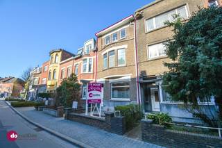 <p><span>Ruime, karaktervolle stadswoning met twee garageboxen en tuin in Mechelen</span></p><p><span> </span></p><p><span>Op zoek naar een woning met karakter én toekomst? Deze ruime gezinswoning biedt potentieel voor wie vandaag slim koopt en morgen wil genieten. </span></p><p><span> </span></p><p><span>Achter de charmante voorgevel en aangename inkomhal schuilt een verrassend ruime indeling met een royale leefruimte die via stijlvolle glazen deuren overvloeit in een lichtrijke eetplaats onder de lichtkoepel. De keuken kijkt uit op de tuin en vormt het perfecte vertrekpunt voor wie hier zijn eigen droomkeuken wil creëren. Gelijkvloers vind je bovendien een praktische badkamer met douche en toilet. Verder nog een ruime kelder met technieken en extra opbergruimte.</span></p><p><span> </span></p><p><span>Boven wacht een volwaardige eerste verdieping met een grote slaapkamer met brede raampartijen en een ingemaakte kastenwand, aangevuld met een badkamer met toilet, dubbele wastafel &amp; ligbad. De zolderverdieping is al ingericht als slaapkamer en beschikt over een mezzanine: ideaal als extra bergruimte.</span></p><p><span> </span></p><p><span>Buiten scoor je dubbel. De zonnige tuin - is perfect voor lange zomeravonden, speelplezier of een future-proof make-over. En dan dé troef: twee garageboxen achteraan, een zeldzaam pluspunt in deze buurt en een enorme meerwaarde voor de toekomst. Deze zijn toegankelijk via de achterliggende straat (Dalenborchtstraat).</span></p><p><span> </span></p><p><span>Een woning met ruimte, licht en mogelijkheden, op een sterke ligging waar alles binnen handbereik ligt. Ideaal voor jonge kopers die een renovatie zien als een kans om hun eigen verhaal te schrijven. Zin om de mogelijkheden zelf te ontdekken? We nemen je graag mee op rondleiding.</span></p><p><span> </span></p><p><span>domoXim. Waar dromen thuis komen!</span></p><p><span> </span></p><p><span>Benieuwd naar de waarde van je </span><span>eigen</span><span> woning? Wij geven je graag advies.</span></p><p><span> </span></p><p><span>Dit pand is onderworpen aan de renovatieverplichting van de Vlaamse overheid voor residentiële gebouwen (behoudens bij sloop binnen 6 jaar na de aankoop). Consulteer voor meer informatie de website van het Vlaams Energie- en Klimaatagentschap via https://www.vlaanderen.be/een-huis-of-appartement-kopen/renovatieverplichting-voor-residentiele-gebouwen</span></p>