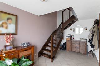 Zeer gunstig gelegen woning in een residentiële woonwijk, er is enkel plaatselijk verkeer.  Dit huis ligt op wandelafstand van enkele winkels en...