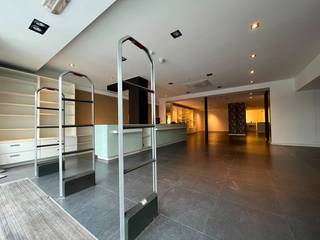 <strong>Handelspand van ca. 330 m² in het winkelcentrum van Mol</strong><br /><br />Bent u op zoek naar een commerciële toplocatie in het hart van Mol? Dan is dit gelijkvloerse handelspand van <strong>ca. 330 m²</strong> zeker een bezoek waard.<br /><br />🌸 <strong>Tot voor kort was dit pand ingericht als bloemenzaak</strong> en vandaag is deze inrichting nog volledig aanwezig.<br />Vooraan vindt u een ruime en lichtrijke winkelruimte met grote etalages, terwijl achteraan een praktische opslagruimte voorzien is. Ideaal voor stock of als werkruimte.<br /><br />✨ Dankzij de open indeling kan het pand eenvoudig aangepast worden aan uw eigen concept.<br />Hoewel het momenteel perfect geschikt is voor een bloemenzaak, zijn ook tal van andere handelsactiviteiten hier mogelijk.<br /><br />💄 Op deze locatie was vroeger jarenlang een parfumerie gevestigd, waarbij achteraan ook ruimtes voorzien waren voor gelaatsverzorgingen en behandelingen.<br />Dit benadrukt de veelzijdigheid van het pand en de verschillende commerciële mogelijkheden.<br /><br />Indeling<br />✔️ Ruime winkelruimte met grote etalages<br />✔️ Achterliggende opslagruimte<br />✔️ Praktische werkruimte<br />✔️ Sanitaire voorzieningen<br />✔️ Airco<br /><br />📍 Gelegen in het winkelcentrum van Mol. U geniet hier van een uitstekende zichtbaarheid en een constante passage van winkelend publiek.<br /><br />📞 Interesse? Contacteer ons vrijblijvend voor meer informatie of plan een bezichtiging.