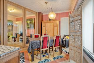 <p>Deze ruime bel-étagewoning combineert een royale <strong>woonoppervlakte van 231 m²</strong> met een aangename buitenruimte en een energiezuinig karakter. De woning werd doorheen de jaren gerenoveerd en beschikt vandaag over een EPC-label B. Op de eerste verdieping betreedt u de woning via de inkomhal, die toegang biedt tot de verschillende leefruimtes. De eetkamer sluit aan op de lichtrijke leefruimte met een halfopen, <strong>volledig geïnstalleerde keuken</strong>, voorzien van een oven, microgolfoven, gaskookvuur en tal van ingemaakte kasten. Vanuit de leefruimte heeft u rechtstreeks toegang tot het terras, vanwaar een trap naar de achterliggende tuin leidt.</p><p>De tweede verdieping omvat <strong>drie volwaardige slaapkamers</strong>, waarvan twee uitgerust zijn met <strong>praktische ingemaakte kasten</strong>. Verder bevindt zich hier de badkamer, ingericht met een douche, lavabomeubel en toilet. Via een toegangsluik bereikt u de<strong> ruime zolderverdieping</strong>, die tal van mogelijkheden biedt voor het creëren van extra slaapkamers, een hobbyruimte of bureau. Op het gelijkvloers beschikt de woning over een <strong>inpandige garage met automatische poort</strong>, die rechtstreeks toegang geeft tot de tuin. Daarnaast bevinden zich hier een apart toilet en een praktische wasruimte met extra opbergmogelijkheden. Achteraan geniet u van een aangenaam aangelegde, tropische en oostgerichte tuin van ca. 183 m², waar u in alle rust van de buitenruimte kunt genieten.</p><p>Extra troeven: een regenwaterput van maar liefst 10.000 liter en zonneschermen aan de voorzijde van de woning.</p><p>Extra: <br />- EPC 180 kWh/m2 jaar (Score B -> GEEN renovatieverplichting!<br />- Elektriciteit niet conform, asbestattest in opmaak<br />- Watertoets: perceelscore A, gebouwscore A. <br />- Stedenbouwkundige informatie in aanvraag, maatregelenregister in aanvraag</p><p>Nabij school, winkels, autosnelweg, openbaar vervoer, etc. Voor meer info ga naar www.coenenvastgoed.be of bel 03/375.82.92</p>