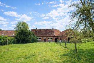 <strong><span><span>1ste bezoekdag vrijdag 17 april! Inschrijven kan via www.nobels.be onder referentienummer 4341373.</span></span><br /><br />CHARMANT HOEVETJE MET VEEL POTENTIEEL</strong> op een uiterst rustige ligging in het <strong>GROENE HOREBEKE</strong>. Deze <strong>VOLLEDIG TE RENOVEREN EIGENDOM</strong> biedt een unieke kans voor wie droomt van <strong>LANDELIJK WONEN MET KARAKTER</strong>. Achter de <strong>AUTHENTIEKE UITSTRALING</strong> schuilt een pand met bijzonder veel ruimte, garage, <strong>DIVERSE BIJGEBOUWEN EN STALLINGEN</strong>. De <strong>SFEERVOLLE KOER</strong> zorgt voor extra charme en biedt bovendien de verschillende opties. Buiten geniet u van een <strong>DIEPLOPENDE TUIN</strong> die uitgeeft op een <strong>OPEN ZICHT ACHTERAAN</strong>, een absolute meerwaarde voor liefhebbers van <strong>RUST, NATUUR EN PRIVACY</strong>. Gelegen tussen het groen en het <strong>GLOOIENDE LANDSCHAP VAN DE VLAAMSE ARDENNEN</strong>, vormt deze hoeve een ideale basis voor een <strong>PRACHTIG RENOVATIEPROJECT MET EEN ZIEL</strong> op een landelijke locatie.<br /><br />Aanpalend bevinden zich nog 2 loten bouwgrond (voor halfopen bebouwing), die u kan <strong>OPTIONEEL KAN AANKOPEN À 125.000 EUR/LOT.</strong><br /><br />Adres: Korsele 11 te Horebeke<br /><br />Renovatieverplichting van toepassing; P-score: B, G-score: A