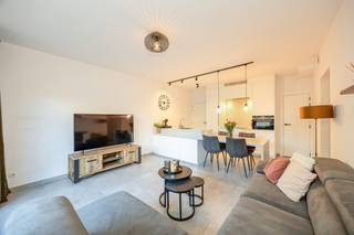 <strong>Instapklaar compact luxe-appartement (2021) met zonnetuin, terras & carport nabij centrum Brasschaat!</strong><br /><br /><strong>Plannen, indeling layout met afmetingen zie VIRTUAL TOUR ( KLIK )</strong><br /><br />Bent u op zoek naar het comfort van een villa, maar dan zonder het zware onderhoud? Dit hoogwaardig afgewerkte gelijkvloersappartement (bouwjaar 2021) combineert pure luxe met een uitzonderlijk energielabel (EPB E31!). Gelegen in een kleinschalig, modern gebouw van slechts 5 entiteiten geniet u hier van rust, privacy en een unieke sfeer, op wandelafstand van het bruisende centrum van Brasschaat.<br /><br /><strong>Zon, sfeer & buitenleven:</strong> de absolute blikvanger is de gezellige, west-georiënteerde privétuin (34 m²). Het aangelegde terras met ingewerkte palmboom en onderhoudsvriendelijk kunstgras ademt een instant vakantiegevoel uit, met directe toegang tot de carport. <br /><br />
<ul>
<li><strong>Indeling & Luxueuze afwerking: </strong>lichte design-leefruimte: Een zonovergoten woonkamer op een strakke, moderne keramische XL-tegel. De kamerhoge schuiframen zorgen voor een naadloze overgang naar de tuin.</li>
<li><strong>Open luxe-keuken:</strong> een modern, greeploos wit designeiland met een hoogwaardig naadloos werkblad (Corian/composiet) dat prachtig overloopt in een geïntegreerde eettafel. Volledig ingericht met topapparatuur (inductiekookplaat, vaatwasser, oven, grote koelkast en aparte diepvriezer) en stijlvolle, zwarte led-railverlichting.</li>
<li><strong>Mastersuite met hotel-vibe</strong>: Een royale, rustgevende slaapkamer met kamerbreed raam naar de tuin, die direct aansluit op de luxueuze open badkamer. Deze is voorzien van een royale inloopdouche met een strakke glazen wand en grote, zandkleurige wandtegels, een design-lavabomeubel met ingebouwde kraan en een slim weggewerkte maatkast voor wasmachine/droogkast.</li>
<li><strong>Sanitair & Techniek</strong>: Apart gastentoilet en een handige technische berging.</li>
</ul>
<strong>Technisch topcomfort:</strong><br />Het appartement is uitgerust met behaaglijke vloerverwarming over het volledige oppervlak, een individuele gascondensatieketel en een C-plus ventilatiesysteem. Dit resulteert in een extreem laag energieverbruik (E-peil: E31).<br /><br /><strong>Syndicus - lage maandelijkse lasten:</strong> slechts € 89/maand - syndicus, blokpolis/brandverzekering, bankkosten en gemeenschappelijk water & elektriciteit van de hal. <br />
<div><br /><strong>De perfecte match</strong> voor <strong>starters</strong>, <strong>singles of koppels</strong> <strong>die op zoek zijn naar een luxueuze thuis zonder renovatiezorgen. Eveneens ideaal voor wie kleiner wil gaan wonen met behoud van comfort & minder onderhoud, óf als een direct renderende, zorgeloze investering.</strong><span></span></div>
<div></div>
<div></div>