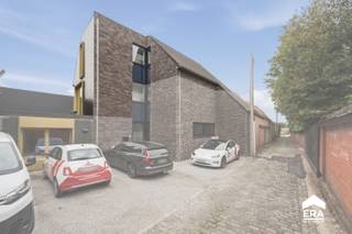 <p>Modern duplexappartement in het centrum van Poperinge met 3 slaapkamers en een energiezuinig EPC-label B.</p>
<p> </p>
<p>Dit verzorgde appartement uit 2015 combineert hedendaags wooncomfort met een rustige én centrale ligging in Poperinge. Gelegen in een rustige zijstraat van de Casselstraat, bevindt u zich op wandelafstand van winkels, horeca en alle dagelijkse voorzieningen.</p>
<p> </p>
<p>Met maar liefst 155 m² bewoonbare oppervlakte, verdeeld over twee verdiepingen, geniet u van uitzonderlijk ruime woonvolumes en een praktische indeling. Het appartement beschikt over 3 slaapkamers, 2 badkamers, een aparte bureauruimte en een lichtrijke leefruimte.</p>
<p> </p>
<p>De absolute troef is het ruime, zuidgerichte terras, waar u de hele dag kunt genieten van de zon en rust.</p>
<p> </p>
<p>Belangrijkste ruimtes:<br />• Ruime living met veel lichtinval<br />• Functionele keuken met praktische indeling<br />• 3 volwaardige slaapkamers<br />• 2 badkamers voor extra comfort</p>
<p> </p>
<p>Troeven:<br />• Appartement gebouwd in 2015<br />• Centrale ligging in het centrum van Poperinge<br />• Energiezuinig met EPC-label B<br />• Mogelijkheid tot aankopen parkeerplaats<br />• De keuken en verdere afwerking kunnen nog volledig naar eigen smaak gekozen worden en zijn inbegrepen in de prijs.</p>
<p> </p>
<p>Neem vandaag nog contact op met je ERA-makelaar voor een bezoek.</p>
<p> </p>
<p>JOUW DROOMAPPARTEMENT. ZO GEVONDEN!</p>