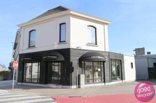 Immeuble commercial très bien situé avec grande vitrine et une place de parking, emplacement animé avec beaucoup de circulation. En plus...