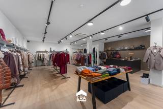 Uiterst commercieel gelegen handelspand op een ideale locatie in het centrum van Veldegem.Volledig vernieuwde handelsruimte met een totale...