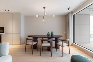 Op de zesde verdieping van residentie Milenka bevindt zich dit stijlvol 3-slaapkamerappartement van 111 m², aangevuld met een ruim terras van 18 m². Een zeldzame kans om te wonen op een toplocatie in Het Zoute, waar architectuur en uitzicht samenkomen in een harmonie van rust en verfijning.<br />De Skyframe raampartijen zorgen voor een panoramisch zicht op zee en laten het natuurlijke licht overvloedig binnenstromen. De open keuken met Miele toestellen, Travertin werkblad en walnoot kastdeuren vormt het hart van de leefruimte – een plek waar esthetiek en functionaliteit elkaar versterken.<br /><br />Elke slaapkamer is ontworpen met oog voor privacy en comfort. Twee hebben een ensuite badkamer, de derde een badkamer aan de overzijde van de palier. Een apart toilet en een bijkeuken met was- en droogkast bieden extra gemak.<br />De afwerking is uitzonderlijk: ingefreesde stopcontacten, ledverlichting in maatkasten, subtiele rondingen in natuursteen en schrijnwerk – elk detail draagt bij aan een tijdloze woonbeleving. Dit appartement is ideaal voor wie op zoek is naar discrete luxe en een kwalitatieve levensstijl aan zee.<br /><br />👉 Verkoop onder registratierechten.