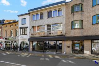 Welkom in Willebroek!<br /><br />Uitstekend gelegen handelspand in het hart van de August Van Landeghemstraat te Willebroek. Deze commerciële ruimte van circa 130 m² biedt samen met een extra kantoorruimte van ongeveer 38 m² alle flexibiliteit die u wenst. Dankzij de aantrekkelijke en ruime vitrine geniet uw zaak van een uitstekende zichtbaarheid in een drukbezochte winkelstraat, wat uw commerciële kansen aanzienlijk versterkt. <br /><br />De ruimte kan volledig naar eigen wensen worden ingericht. Ideaal voor uiteenlopende handelsactiviteiten zoals een winkel of kantoor. Een extra troef is dat er geen syndicale kosten verbonden zijn aan het pand en het EPC een label D heeft.<br /><br />Grijp deze kans om uw onderneming te vestigen op een plek waar professionele uitstraling en centrale ligging hand in hand gaan.<br /><br />Interesse gewekt? Contacteer ons kantoor via info@hiro.be of 03 230 00 14!