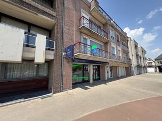 <br /><br /><strong>Bent u op zoek naar de ideale locatie om uw ondernemersdroom te realiseren?</strong> Dan is dit uw kans!<br />Dit <strong>uiterst commercieel gelegen handelspand</strong> bevindt zich op <strong>een strategische ligging met hoge visibiliteit </strong>nabij het centrum van Avelgem, met veel passage en uitstekende bereikbaarheid. Dankzij de sterke zichtbaarheid is dit pand perfect voor vrije beroepen, dienstverleners of andere commerciële activiteiten. <strong>De eigenaars staan open om met een pop-up overeenkomst te werken. </strong><br /><br /><strong>Indeling:</strong><br />Via de inkomhal met wachtruimte komt u binnen in <strong>een lichtrijke bureau</strong>, die verbonden is met een volledig ingerichte keuken (voorzien van koelkast, oven en kookplaat) en een handige berging.<br />Een doorgang met opbergmogelijkheden leidt naar het achterste gedeelte van het pand, waar u meerdere bureaus kunt inrichten of kiest voor <strong>een polyvalente ruimte</strong> die u volledig naar wens benut.<br /><strong>Extra troeven:</strong>
<ul>
<li>Apart gastentoilet</li>
<li>Gezellig terras achteraan, ideaal voor een zomerse lunch met collega’s</li>
<li>Energiezuinig: EPC-label B – verwarmd via warmtepomp en cv op aardgas</li>
<li>Veelzijdig inzetbaar en instapklaar</li>
</ul>
Huurprijs: € 1.050,- / maand (excl. onroerende voorheffing en syndic). Beschikbaar in het najaar van 2025 (in overleg).<br /><strong>Laat deze opportuniteit niet liggen!</strong><br />Voor meer info of een bezoek, contacteer Realimmo via info@real-immo.be.