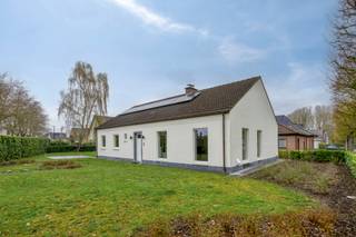 *** KIJKDAG ZATERDAG 11/04 TUSSEN 14UUR - 17UUR OP AFSPRAAK *** Ontdek deze instapklare parel te Erembodegem! We betreden de woning via de...