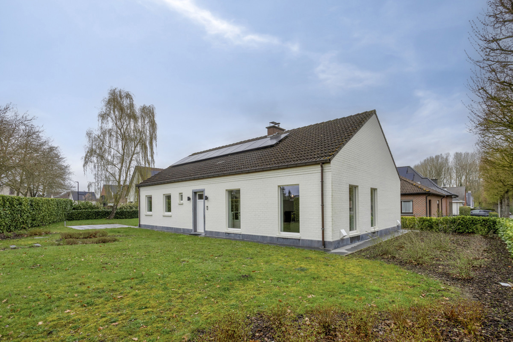 Gerenoveerde bungalow met 3 slaapkamers, tuin en garage - foto 1