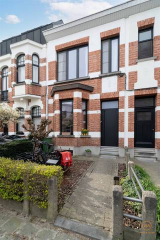Berchem – Pulhof, Charmant gerenoveerde woning.In het hart van de Pulhofwijk met zijn herkenbare authentieke interbellum architectuur vinden we deze...