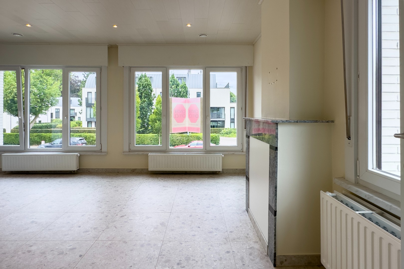 Gerenoveerd appartement met 2 slaapkamers, terras en garage op uitstekende ligging in Merelbeke - foto 4
