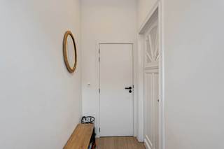 In een <u>rustige</u> en gegeerde straat in Heverlee ligt deze vernieuwde en instapklare woning met <strong><span>drie</span></strong> slaapkamers en een verrassend <strong><span>aangename tuin.</span></strong><br /><br />We komen binnen langs de ruime inkomhal met toilet. Vervolgens ga je langs de eetkamer door naar de vernieuwde keuken met keukeneiland. Aansluitend aan de volledig uitgeruste keuken (inclusief designverlichting) is de gezellige leefruimte met zithoek en plaats voor eventueel een bureau. In de berging is er aansluiting voor een wasmachine en droogkast. Achteraan vormt de mooie tuin een echte troef. Een fijne plek om te ontspannen op het terras of op het gras. Er is bovendien een <span>praktisch</span> tuinhuis voor extra bergruimte. Ook de grote kelder biedt heel wat bijkomende mogelijkheden voor stockage.<br />Op de eerste verdieping kan men de grote hoofdslaapkamer terugvinden samen met de badkamer. De badkamer heeft een ligbad en inloopdouche. Boven zijn er nog twee lichtrijke kamers. De drie slaapkamers maken het geheel bijzonder geschikt voor een gezin, een koppel dat wat extra ruimte zoekt of wie graag een aparte bureau- of hobbykamer heeft.<br /><br />En dan is er natuurlijk de ligging: rustig wonen in Heverlee terwijl Leuven en alle voorzieningen op fiets- of wandelbereik ligt. <br /><br /><strong><span>Een volledig vernieuwde woning met tuin, drie slaapkamers én Leuven vlakbij</span></strong>. Hier hoeft u alleen nog maar uw meubels neer te zetten.<br /><br />Boek een <strong><u>bezoekmoment</u></strong> met Philippe in op onze site 