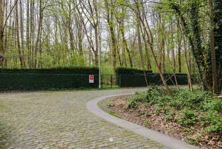 Bent u op zoek naar een uitzonderlijk perceel om uw droomvilla te realiseren? Deze ruime bouwgrond van circa 2.074 m² ligt in het residentiële...