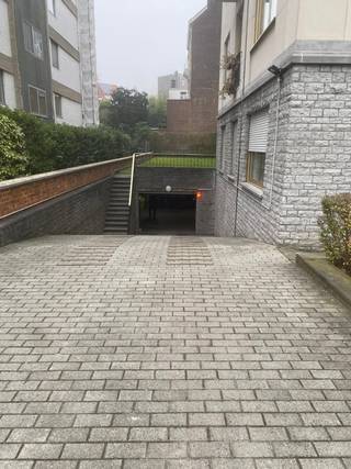 Een garagebox ( 19,10m²) in een gewilde en zeer beveiligde wijk! <br />Het bevindt zich in het ondergrondse van een gebouw met appartementen. <br />De box is beveiligd met een garagepoort. <br />De afmetingen zijn:<br />- Diepte: 5,80 m<br />- Binnenbreedte van de box: 3,30 m<br />- Openingbreedte van de poort: 2,70 m<br />- Hoogte van de poort: 2,00 m<br />Direct beschikbaar.