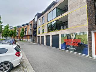 Dit <strong>LICHTRIJKE </strong>en <strong>GEZELLIG APPARTEMENT </strong>is te vinden in het centrum van Oudenaarde, dichtbij scholen, invalswegen, winkelketens... Door de aanwezigheid van de <strong>VELE </strong>en <strong>GROTE RAAMPARTIJEN </strong>geniet u van <strong>VEEL</strong> <strong>LICHTINVAL</strong>. Het appartement beschikt over <strong>LICHTARMATUREN </strong>en <strong>GORDIJNEN</strong>.<br /><br />De indeling gaat als volgt; inkomhall, afzonderlijk toilet, berging, <strong>LICHTRIJKE WOONKAMER </strong>met open keuken<strong>, 2 SLAAPKAMERS</strong>, badkamer, <strong>ZONNIG TERRAS, INPANDIGE GARAGE</strong> en kelderberging. Daarbij is er een gemeenschappelijk berging voor de vuilbakken en heeft het appartement 2 hangplaatsen voor fietsen.<br /><br /><strong>Adres:</strong> Verdurestraat 6 bus 0202, Oudenaarde<br />Beschikbaar vanaf 1 januari 2027<br />Huurprijs: €910,00/maand + €90,00/syndic<br />EPC: B label