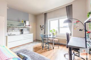 Deze studio is gelegen nabij de <strong>Coupure </strong>te Gent en maakt deel uit van de residentie 1000 Vuren. De studio geniet van een uitstekende locatie: in de buurt heeft u het openbaar vervoer, verschillende scholen, winkels ... én dit allemaal op wandelafstand van <strong>hartje Gent</strong>. <br /><br />De studio bestaat uit een leefruimte met kitchenette. Daarnaast is een aparte berging en een badkamer met wastafel en inloopdouche. <br /><br />Ideaal voor studerende kinderen of als investering. <br /><br />Wenst u deze studio te bezichtigen? Neem gerust contact op met ons via 09 278 88 88.