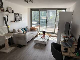 Gunstig gelegen appartement <strong><em>nabij het centrum </em></strong>van Hemiksem! Dit appartement bevindt zich vlakbij verschillende winkels, scholen en het openbaar vervoer. De oprit van de A12 Antwerpen-Brussel ligt op slechts 5 min. rijden, ideaal voor woon-werkverkeer. <br /><br />Dit appartement bevindt zich op de 2eV in een gebouw met <strong><em>LIFT</em></strong>. Het werd steeds zeer goed onderhouden en is instapklaar! De indeling is als volgende: -1: een privatieve <strong><em>kelder & garagebox voor 1 wagen</em></strong>; 2eV: een woonkamer, een berging/wasplaats, een ingerichte keuken, een ingerichte badkamer met toilet, <em><strong>1 slaapkamer </strong></em>en een ruim<em><strong> ZUID-gericht terras</strong></em> van 21m2; 3eV: een zolderruimte met uittrekbare trap. <br /><br />De huurwaarborg is 3 maanden huur. De gemeenschappelijke kosten bedragen €50,-/maand. Het appartement is beschikbaar vanaf 1/10/2026. <br />Wenst u een bezichtiging? Contacteer ons via 03 459 99 99 of info@leximmo.be voor een bezichtiging ter plaatse!