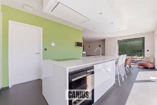 <p><span>MODERNE, INSTAPKLARE WONING MET 3 SLPK EN ZUIDGERICHTE TUIN</span></p><p><span>Op zoek naar een ruime, moderne en energiezuinige woning in Diepenbeek? Deze verzorgde halfopen bebouwing uit 2010 combineert een praktische indeling met aangename leefruimtes, drie ruime slaapkamers, een inpandige garage en een mooie zuidgerichte tuin. Dankzij de EPC-score A, zonnepanelen en laadpaal is deze woning bovendien bijzonder interessant voor wie comfortabel én energiezuinig wil wonen.</span></p><p><span>De woning is gelegen aan de Steenweg 7 in Diepenbeek, op wandelafstand van het commerciële centrum. Winkels, scholen, horeca en dagelijkse voorzieningen bevinden zich bijgevolg vlakbij. Bovendien geniet je van een uitstekende bereikbaarheid: Hasselt is op slechts 10 minuten rijden bereikbaar.</span></p><p><span>Bij het binnenkomen word je verwelkomd in een ruime inkomhal met ingebouwde vestiairekasten. Verder bevinden zich op het gelijkvloers een gastentoilet en extra bergruimte. De leefruimte vormt het hart van de woning en bestaat uit een gezellige woonkamer met gashaard, die naadloos aansluit op de open keuken en eetkamer. Dankzij de grote raampartijen geniet deze ruimte van een aangename lichtinval en een mooi zicht op de tuin. De volledig uitgeruste keuken beschikt over alle hedendaagse comfort en is voorzien van een koelkast, inductiekookplaat, dampkap, dubbele spoelbak, ingebouwde koffiemachine, combi-oven, microgolfoven en wijnkoeler.</span></p><p><span>Verder beschikt het gelijkvloers over een aparte wasruimte en een ruime inpandige garage.</span></p><p><span>Op de eerste verdieping kom je via de lichtrijke nachthal bij drie ruime slaapkamers. De badkamer is uitgerust met een dubbele lavabo, ligbad en inloopdouche. Een apart toilet zorgt voor extra comfort.</span></p><p><span>Een absolute troef van deze woning is de zuidgerichte, volledig omheinde tuin. Het gezellige terras vormt de ideale plek om te genieten van zonnige dagen, terwijl het groene uitzicht zorgt voor een aangename en rustige sfeer.</span></p><p><span>Ook op vlak van parkeergelegenheid scoort deze woning uitstekend. Naast de inpandige garage is er op de oprit en de voorziene parkeerplaatsen ruimte voor twee à drie bijkomende wagens.</span></p><p><span>De woning beschikt over een EPC-label A en is uitgerust met zonnepanelen, wat zorgt voor een bijzonder energiezuinig karakter. Daarnaast is er reeds een laadpaal voor een elektrische wagen aanwezig.</span></p><h3><span>Troeven op een rij</span></h3><ul><li><span>Ruime halfopen woning met 3 slaapkamers.</span></li><li><span>EPC-label A met zonnepanelen en laadpaal.</span></li><li><span>Zuidgerichte, volledig omheinde tuin.</span></li><li><span>Inpandige garage en ruime parkeergelegenheid.</span></li><li><span>Op wandelafstand van het centrum en 10 minuten van Hasselt.</span></li></ul><p><span> </span></p><p><span>Een ruime, instapklare en energiezuinige gezinswoning met een uitstekende ligging in Diepenbeek. Ideaal voor wie op zoek is naar comfortabel wonen met voldoende ruimte, parkeergelegenheid en een aangename tuin, vlak bij het centrum én op korte afstand van Hasselt. </span></p><p><span>Nieuwsgierig geworden naar deze prachtige woning? Contacteer ons voor meer informatie 011 36 24 24 of <span>info@canius.be</span></span></p><p><span>*Deze gegevens zijn louter ter informatieve titel. De vermelde oppervlaktes zijn slechts indicatie. Canius Real Estate kan niet verantwoordelijk gesteld worden voor de juistheid van de aan haar verstrekte gegevens.</span></p>