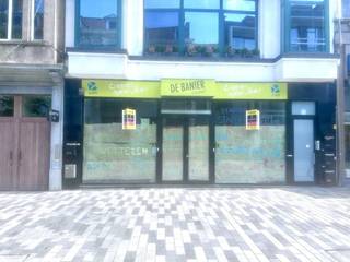 Ontdek dit uitzonderlijk commercieel gelijkvloers van ca. 400 m², gelegen in de bruisende en uiterst gekende Stationsstraat in het hart...