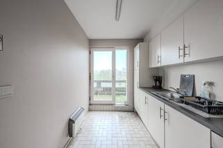 2-slaapkamer appartement te koop gelegen op de derde verdieping te centrum Gistel, langs de Stationsstraat. Indeling: - inkomhal- berging -...