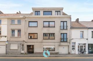 Opbrengsteigendom bestaande uit 4 appartementen, 10 garages en 4 staanplaatsen, gelegen op een strategische locatie langs de Dendermondsesteenweg...