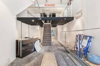 Graag presenteren wij u dit uitstekend gelegen handelspand met een grote vitrine op de levendige Vismarkt, een toplocatie vlak bij de Mechelsestraat. Dit pand geniet van een strategische ligging in een bruisende omgeving met veel passage en andere leuke winkels en resto’s, wat zorgt voor maximale visibiliteit. De hoge ramen laten een overvloed aan natuurlijk licht binnen en creëren een open, uitnodigende sfeer. De commerciële ruimte kan voor bepaalde activiteiten instapklaar zijn, of naar eigen hand en smaak worden ingericht en ingedeeld. Dankzij de centrale ligging nabij het historische stadscentrum en de Mechelsestraat, gecombineerd met de levendige omgeving en parkeermogelijkheden vlak voor de winkel, is dit handelspand perfect geschikt voor verschillende commerciële doeleinden. Het pand is onmiddellijk beschikbaar. Contacteer ons voor meer informatie of een bezoek via 016/22 82 22 of info@homies.be<br />