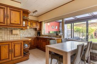 <p><span>This well-maintained home offers a practical layout and a surprising amount of space, making it ideal for families or anyone looking for comfortable living.</span></p><p><span>On the ground floor, you’ll be welcomed into a spacious entryway. You’ll also find a garage with an electric door and extra storage space, a guest bathroom, and a functional kitchen that opens onto the light-filled porch/living area. From here, you have access to the cozy, low-maintenance garden where you can relax in peace.</span></p><p><span>The first floor features a spacious living area with a practical kitchenette, offering plenty of possibilities for a cozy sitting area, home office, or hobby room.</span></p><p><span>On the second floor, you’ll find two spacious bedrooms, a third smaller room that’s perfect as a children’s room, office, or walk-in closet, and a bathroom.</span></p><p><span>An ideal home for anyone looking for space, comfort, and a pleasant outdoor environment. Make an appointment for a tour today!</span></p>