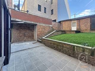 Ontdek dit appartement op een centrale ligging in Middelkerke, op wandelafstand van de zee. Gelegen op de -1 verdieping van een kleine en rustige residentie, biedt dit appartement een aangename combinatie van comfort en functionaliteit.<br />Het appartement beschikt over een lichtrijke woonkamer met aansluitend een praktische keuken. Verder zijn er twee volwaardige slaapkamers en een badkamer uitgerust met een douche.<br />Een extra troef zijn de twee inbegrepen bergingen, die zorgen voor voldoende opslagruimte. Daarnaast kan u genieten van een gezellig terras, gelegen aan de rustige binnenkoer – de perfecte plek om te ontspannen.