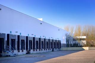 - Units A 10.153m² + B 6.561m²- Totaal magazijnen 16.714m²- Kantoor 533m²Kenmerken magazijn :- Hoogte 8,04m- Buitenkant: betonnen panelen + metalen...
