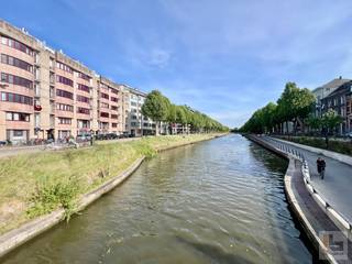 Deze centraal gelegen studio (recent geschilderd en voorzien van laminaatparket) situeert zich aan de Coupure en is gelegen op wandelafstand van het historisch stadscentrum (Vrijdagsmarkt / Korenmarkt / Veldstraat). Dit trendy studio-appartement (oppervlakte: 35m² - plafondhoogte 3m) bevindt zich op de 1ste verdieping van Residentie "1000 Vuren" en omvat: grote inkomhal (5,5m²) met apart toilet (1,5m²), lichtrijke en sfeervolle leefruimte (18m² - inclusief slaaphoek), ingerichte badkamer (3m² - wastafel, ligbad + douchemogelijkheid) en een goed onderhouden kitchenette (4m²) met bijhorende handige berging / wasplaats (3m²)! TROEVEN: rustige ligging in het gebouw (zicht op binnenplaats), veel ruimtegevoel dankzij hoge betonnen gewelven, dubbel glas in aluminium, CV op mazout (individuele afrekening via ISTA met tussentellers voor verwarming en koud/warm water), elektrische installatie conform AREI (gekeurd tot 03/03/2045) alsook Telenet + Proximus Fibernet, ventilatie en parlofonie aanwezig! Trefzekere investering (heden verhuurd aan solvabele & zeer propere huurder voor € 670 / maand inclusief € 125 lasten)! EPC: 306 kWh / (m² jaar) - energielabel D! Bezoek na afspraak met IMMOBOSS - 0495/265 333 - BUITENKANS!