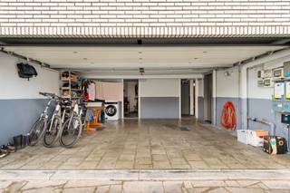 <p><span>Het betreft hier een instapklare gesloten bebouwing van het type bel-etage met momenteel vier volwaardige slaapkamers en drie badkamers.</span></p><p><span>De woning biedt heel wat mogelijkheden. Uitbreiding naar zes tot zeven slaapkamers? Dat kan. Zorgwonen? Ook te organiseren. Terug omvormen naar twee appartementen? Zou moeten kunnen.</span></p><p><span>Ready to use, doch een aantal vernieuwingen zijn hier wel degelijk aan de orde, zoals o.a. een deel van het sanitair en de keuken op de tweede verdieping.</span></p><p><span>Op de eerste verdieping vinden we momenteel een hal (met ingemaakte kast), een badkamer (met douche, lavabomeubel en toilet), een volledig ingerichte keuken, een ruime leefruimte (40,15m²), met voldoende plaats voor een eetkamer en een gezellige zithoek, en een prachtig (vergund) terras (23,20m²).</span></p><p><span>Op de tweede verdieping (vroegere appartement met één slaapkamer) vinden we een hal, een vestiaire, een apart toilet, een badkamer (met ligbad en lavabo), één slaapkamer, een leefruimte en een keuken. Deze twee laatste ruimtes kan men eventueel omvormen naar een ruime master met bijhorende dressing.</span></p><p><span>Op de derde verdieping vinden we dan nog drie slaapkamers, elk 10,75m² groot, en een badkamer (met ligbad, dubbel lavabomeubel en toilet).</span></p><p><span>Met de dubbele garage en de oprit vinden we hier ook voldoende parkeergelegenheid op eigen terrein.</span></p><p><span>Ook aan bergruimte trouwens geen enkel gebrek met de bergplaatsen op het gelijkvloers en de zolder (bereikbaar via vlisotrap).</span></p><p><span>De woning beschikt tenslotte ook nog over een op het westen georiënteerde tuin met een ruim terras, deels overdekt, een zwembad en een tuinhuis.</span></p><p><span>Is uw interesse gewekt? Wel, dan hoor ik graag van U.</span></p>