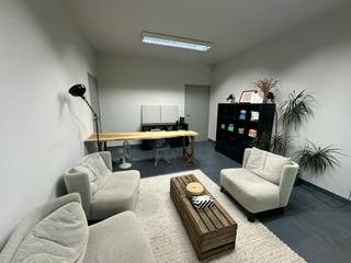 Kantoren van verschillende oppervlaktes te huur in Heule, vlakbij het centrum van Kortrijk. Gelegen nabij diverse invalswegen en de autosnelweg.<br /><br />Oppervlaktes: <br />- 24 m²<br />- 32 m²<br />- 48 m² <br />- 95 m²<br />- 127 m²<br /><br />Er zijn voldoende parkeerplaatsen beschikbaar. De kantoren zijn onmiddellijk beschikbaar.<br /><br />Dit pand wordt verhuurd via een terbeschikkingstelling.<br /><br />Bent u op zoek naar bedrijfsvastgoed bestaande uit een kantoor te huur in Kortrijk? Aarzel dan niet om ons te contacteren op het nummer 056 21 11 11.<br /><br />Dit betreft een terbeschikkingstelling van kantoren met diensten.