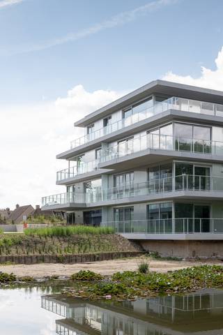Ontdek Residentie Heron in Roeselare: exclusief en energiezuinig wonen in een afgesloten parktuin op de voormalige site van B2Ai. Na het succes van Fase I & II lanceren we Fase III – Blok A, met 12 hoogwaardige appartementen met riante terrassen, tijdloze architectuur en een high-end afwerking. Voor wie droomt van klasse, comfort en karakter. Bijkomende troeven: 6% BTW is hier mogelijk. Informeer ook naar onze lanceringsvoorwaarden! Bezoek ons modelappartement op afspraak. <strong>Welkom op onze bezoekdag: zo 21/12 - 9u-13u.</strong><br /><br />Heron bestaat uit vier urban villages (lees: paviljoenen). Elk paviljoen bestaat uit 12 tot 14 luxe appartementen, waarvan de architectuur en het interieur de conceptlijnen van het levenslang wonen volgen. Dat betekent dat de vier urban villages maximale flexibiliteit bieden en dat er nog voldoende keuzevrijheid is om uw interieur aan te passen aan elke levensfase.<br />Kortom: investeren in dit uitzonderlijk vastgoed is investeren voor het leven (en langer). Met B2Ai als architect en Coussée-Bostoen als aannemer staat dit project garant voor Roeselaarse topkwaliteit!<br />Indeling - Heron biedt voor elk wat wils. Er zijn zowel kleine (vanaf 71m²) als riante appartementen (tot 129m²), gaande van 1-3 slaapkamers. Telkens met fantastische terrassen met uitzicht op de parktuin en vijver, tot wel 83m²! En dat in een kleinschalig gebouw, met slechts 2 penthouses op niveau +2. <br />Indeling: Indeling: inkomhal met ruimte voor vestiaire / toilet met wastafel / twee ruime slaapkamers / volledig uitgeruste badkamer / ruime leefruimte met open keuken voorzien van kookeiland en alle nodige toestellen / technische ruimte/berging / riant terras (29m²) uitgevend op parktuin/vijver<br />Extra - Ondergrondse garages, parkeerplaatsen én bergingen.<br />Troeven - 6% BTW mogelijk / Historische site / omgeven door natuur / focus op duurzaamheid en energie-efficiëntie / hoogwaardige architectuur / nabij scholen, buurtwinkels, handelszaken en openbaar vervoer / Flexibele keuzemogelijkheden in afwerking<br />De foto’s in deze voorstelling zijn afkomstig van reeds gerealiseerde en gelijkaardige appartementen uit Fase I & II.<br />Benieuwd? - Frederik organiseert voor dit project afspraken op kantoor of in het modelappartement ter plaatse, mits het maken van een afspraak. Meer algemene informatie is terug te vinden via www.bordes.be