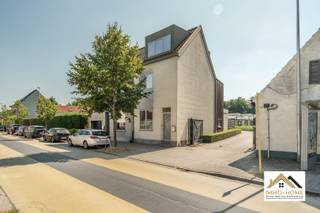 Deze perfect instapklare woning ontvangt je in een handige inkomhal, en zo kom je verder tot in de leefruimte met open keuken. De hoge plafonds zorgen voor een extra ruimtelijk gevoel, en de natuurlijke lichtinval brengt dan weer een aangename leefbeleving. De keuken is voorzien van veel werkbladoppervlakte en opbergruimte, en via de glazen deur kom je tot in de gezellige zonovergoten én volledig afgesloten tuin. Op de eerste verdieping vinden we de master bedroom terug, en aan de achterzijde een moderne badkamer met riante inloopdouche en een tweede toilet. Tussenin zijn er twee bergruimtes voorzien. Op de bovenste verdieping tot slot zijn de tweede en derde slaapkamer ondergebracht. Het pand is zeer vlot te bereiken, en vlakbij allerlei voorzieningen zoals scholen, winkels en openbaar vervoer.Bezoekdag 01/08 Inschrijven via mail naar Tommy@immo-home.be, geen telefonische inschrijvingen! Volg ons op Fb en Insta. Voor meer info: www.immo-home.be. GRATIS SCHATTING & GRATIS FINANCIEEL ADVIES