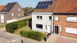 Cette maison récemment rénovée située dans le centre de Meulebeke comprend : hall d'entrée, salle à manger avec cuisine rénovée et...