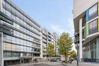 In het hartje van de Europese Wijk, op wandelafstand van Schuman, het Jubelpark en tal van winkels en restaurants, bevindt zich dit prachtig en lichtrijk appartement op de zesde verdieping van een recent gebouw uit 2018.<br /><br />De ruime woon- en eetkamer met grote ramen geeft uit op een aangenaam terras, terwijl de open, volledig ingerichte keuken naadloos aansluit bij de leefruimte en zorgt voor een moderne, open sfeer. Het appartement beschikt over twee comfortabele slaapkamers en een extra kamer die perfect kan dienen als bureau of logeerkamer. Daarnaast zijn er een badkamer met bad, een douchekamer, een apart toilet en een praktische berging met aansluiting voor wasmachine.<br /><br />Met een EPC-label B is het appartement energiezuinig en voorzien van moderne technieken. Het gebouw beschikt over een lift en fietsenberging. Een privéparkeerplaats is beschikbaar voor €35.000.<br />Het pand wordt momenteel verhuurd en biedt een zeer goed rendement, wat dit tot een uitstekende investeringsopportuniteit maakt.<br /><br />Troeven:<br />-EPC B<br />-Recent gebouw (2018)<br />-Privéparkeerplaats<br />-Momenteel verhuurd aan 2200€/maand – zeer goed rendement<br />-Toplocatie in de Europese Wijk, vlak bij Schuman, Jubelpark en openbaar vervoer<br /><br />Interesse? Maak eenvoudig jouw afspraak via WWW.WOONVAST.BE of contacteer Morgane via morgane@woonvast.be of 0498 69 61 75.