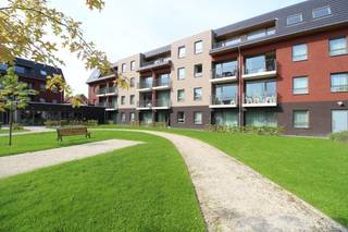 Perfect onderhouden en instapklare serviceflat op de 3de verdieping van Residentie 'Hof ter Leie' in het centrum van Wevelgem. De residentie beschikt over een centrale cafetaria/ontmoetingsplaats met een mooi aangelegde tuin op het binnenplein. Deze ruime flat (75 m2 woonoppervlak) is voorzien van een eigen geïnstalleerde keuken, ruime living , aparte slaaphoek/bureauruimte, wasplaats/berging, slaapkamer en comfortabele badkamer. Er is tevens aan aangenaam privéterrasje. Een ondergrondse autostaanplaats is inbegrepen. Assistentiebel/videofonie is aanwezig alsook de basisdienstverlening maar daarnaast ook heel wat extra optionele faciliteiten zoals maaltijdservice, schoonmaak, mogelijkheid tot boodschappendienst,…). Interessant voor eigen bewoning of als investering. Aankoop onder registratierechten. Grondaandeel via Erfpacht (geen onroerende voorheffing te betalen).