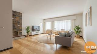 <strong>AALST - Gelijkvloers appartement met veel potentieel op toplocatie.</strong><br />EERSTE BEZOEKDAG woensdag 22/04 VAN 16U TOT 19U (enkel op afspraak!)<br /><br />Bent u op zoek naar een appartement dat u volledig naar eigen smaak kan inrichten? Dit gelijkvloers appartement op de Parklaan in Aalst vormt de ideale basis voor wie op zoek is naar een eigendom met potentieel, mits de nodige opfrissingswerken. De ligging is zonder meer een grote troef, met het stadspark en het bruisende centrum van Aalst op wandelafstand, waardoor u geniet van zowel rust als een vlotte bereikbaarheid van alle voorzieningen.<br /><br />Bij het betreden van het appartement komt u in een centrale inkomhal met gastentoilet. Aan de voorzijde bevindt zich een ruime woonkamer met aangename lichtinval, terwijl aan de achterzijde de keuken is gelegen, met rechtstreekse toegang tot het terras. Deze ruimtes bieden tal van mogelijkheden om een hedendaagse en comfortabele leefomgeving te creëren. Verder beschikt het appartement over een badkamer met ligbad en twee slaapkamers, die eveneens naar eigen smaak kunnen worden ingericht en gemoderniseerd.<br /><br />Tot slot is er een private, afsluitbare bergruimte in de kelder aanwezig en bestaat de mogelijkheid om op de binnenkoer twee autostaanplaatsen aan te kopen, waarvan één standaardplaats en één ruimere hoekplaats. Dit appartement vormt dan ook een interessante opportuniteit voor wie op zoek is naar een woning die men volledig kan personaliseren op een uitstekende ligging in Aalst.<br /><br />Interesse? Neem gerust contact op voor meer informatie of een bezoek ter plaatse 053/60.65.60.<br />De prijs is een niet-bindende richtprijs. Na biedingen beslist de verkoper over verkoop aan het beste bod. Info via ons of reglement.